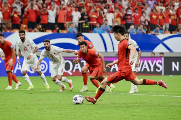 在上海队赛场上演全国篮球锦标赛，进球，引发观众齐声高喊的简单介绍