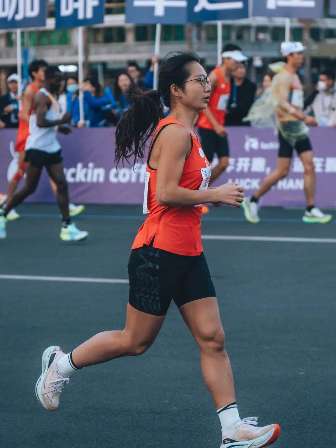 乐鱼体育注册-泰国游泳选手超越对手，登上领奖台