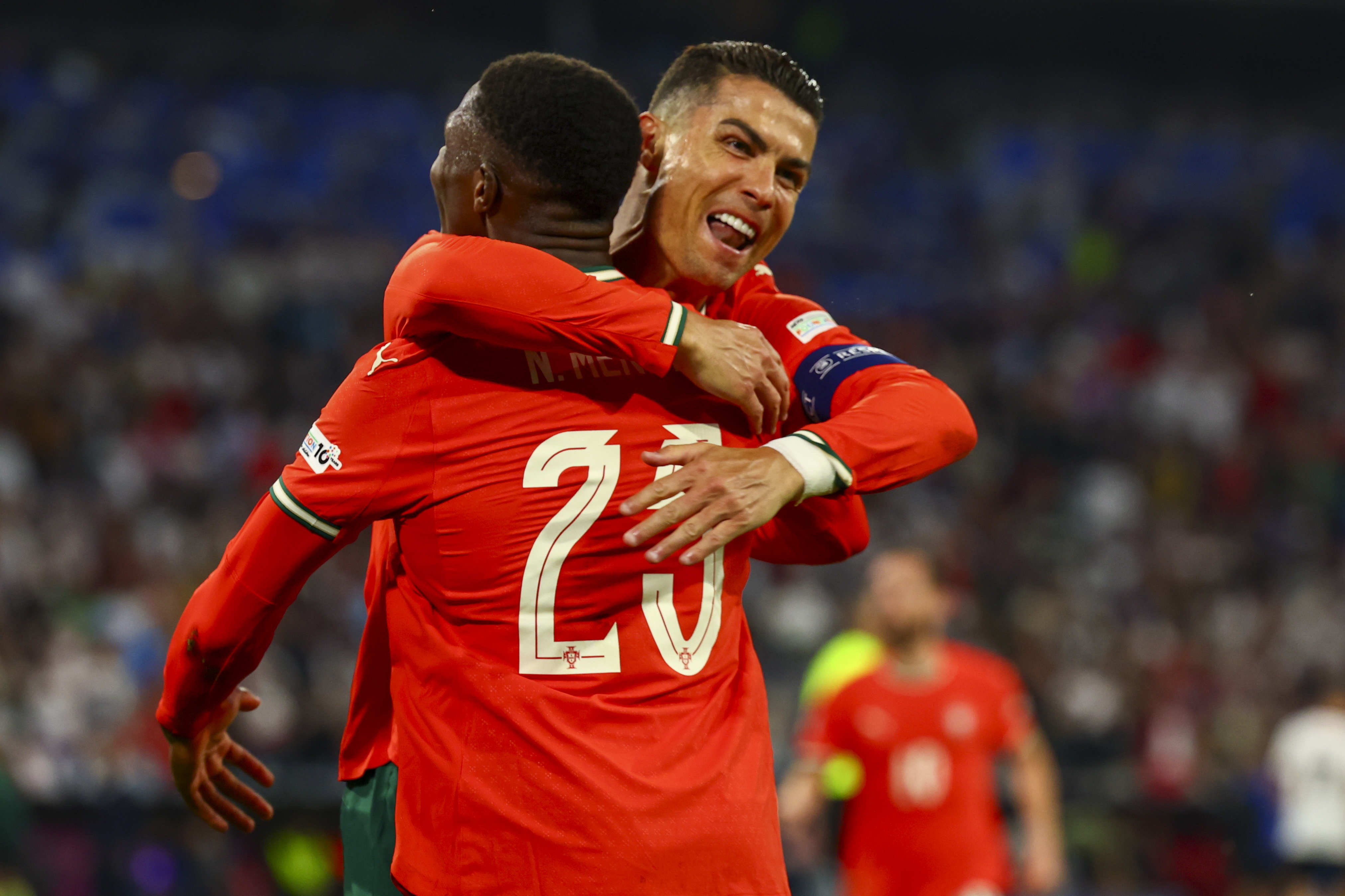 葡萄牙球队备战半决赛，球迷振奋呼喊