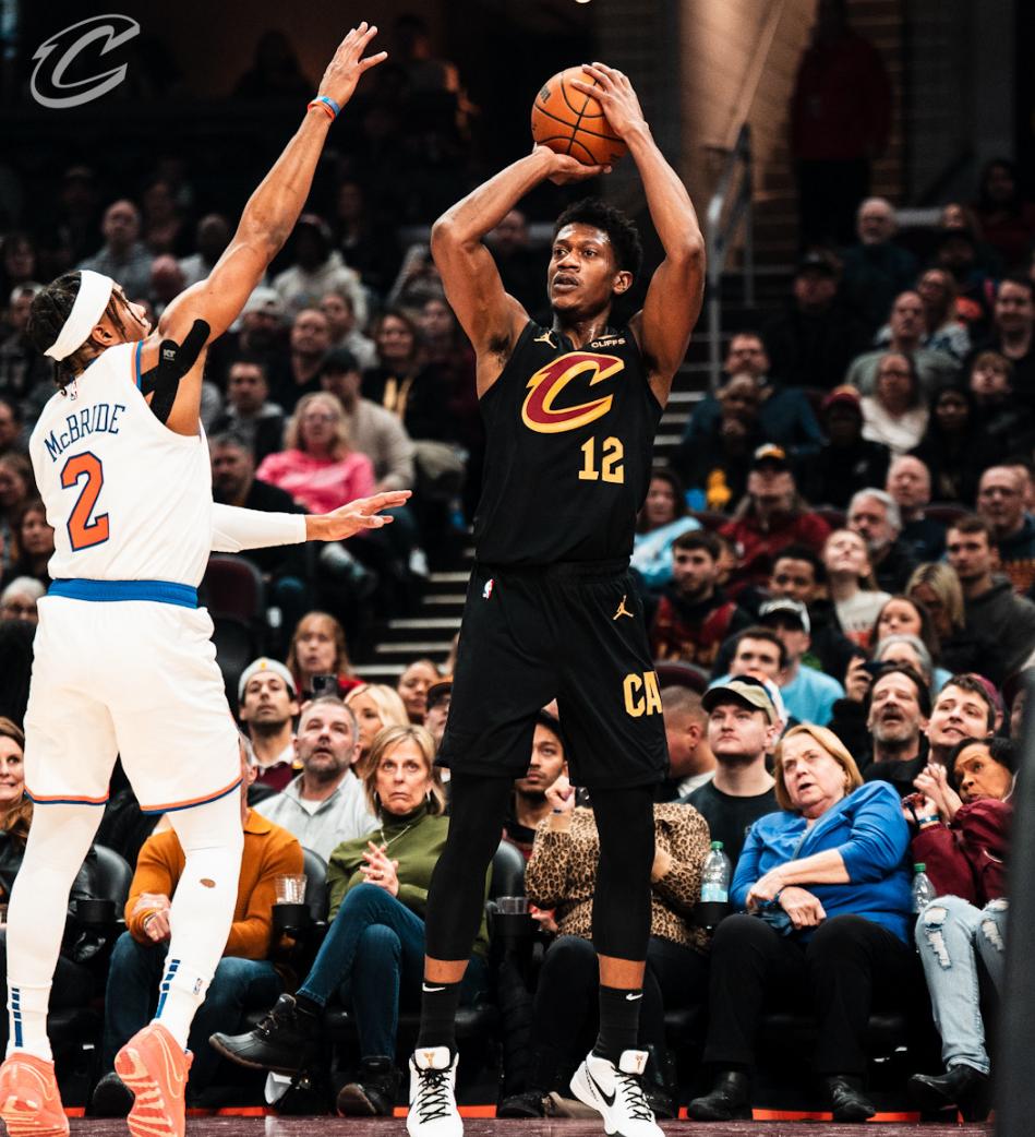 爵士逆转击败骑士，米切尔狂砍一字马状投中绝杀