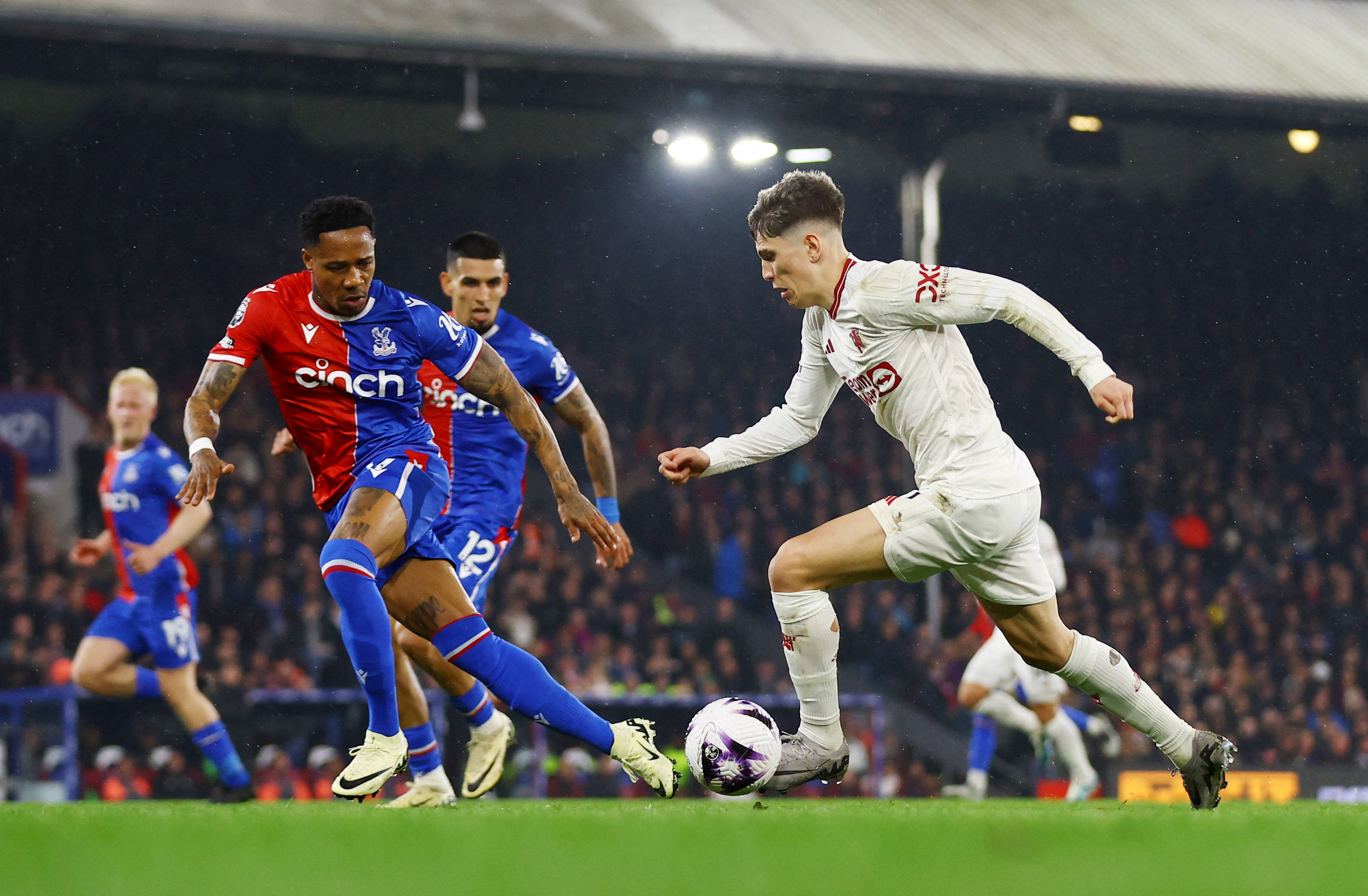 关于伯恩利客场战胜水晶宫，摆脱降级危机的信息