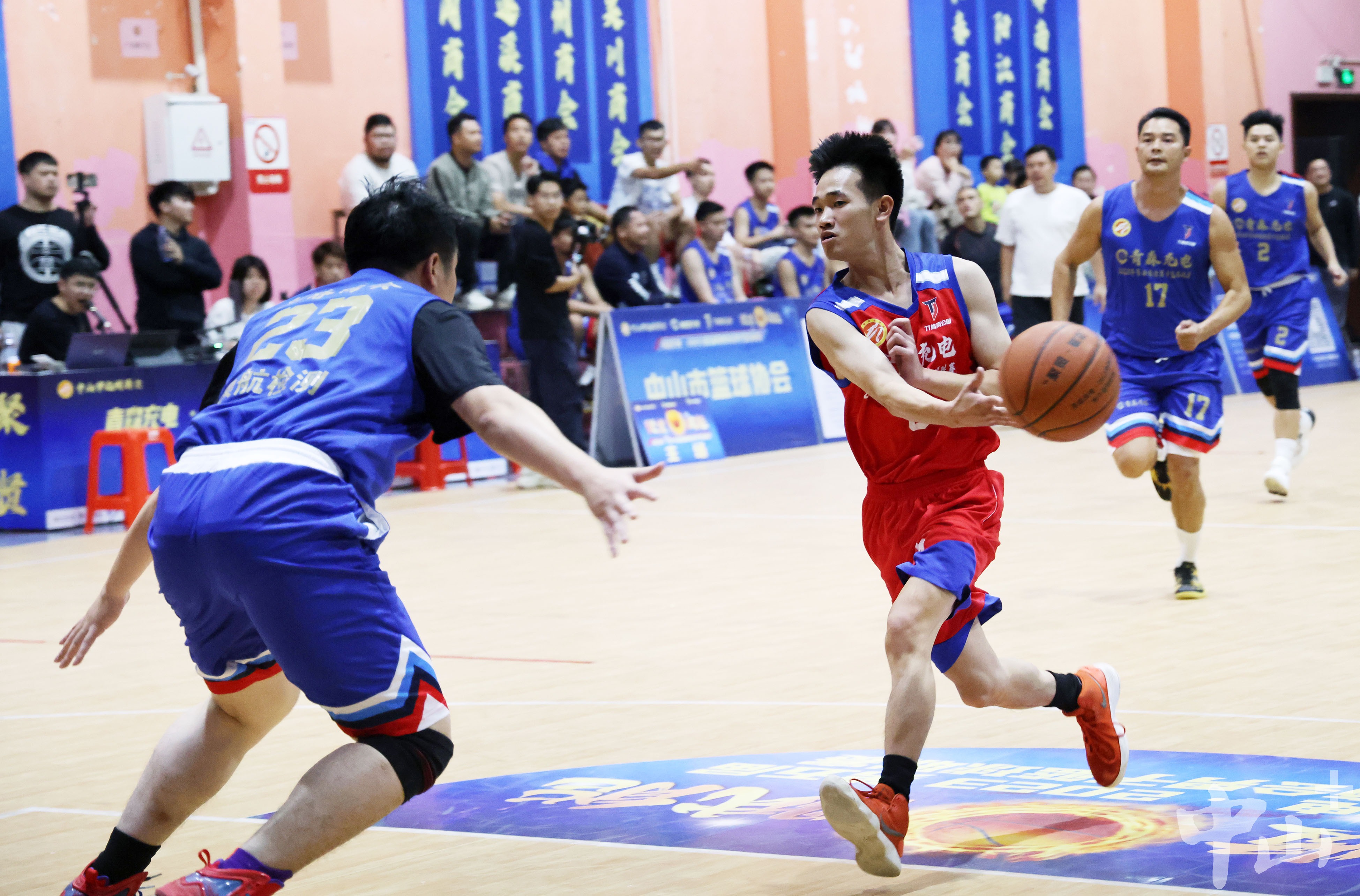紧张气氛升级！篮球联赛比赛场上到处都是节奏感