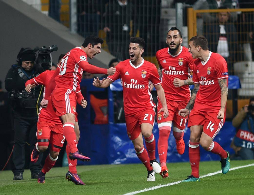 拜仁慕尼黑后卫连续进球，助球队稳坐榜首位置的简单介绍