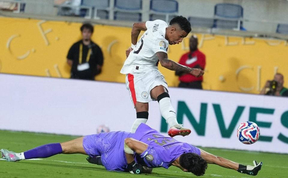 乐鱼体育官方-曼城控制比赛场面，轻松战胜对手