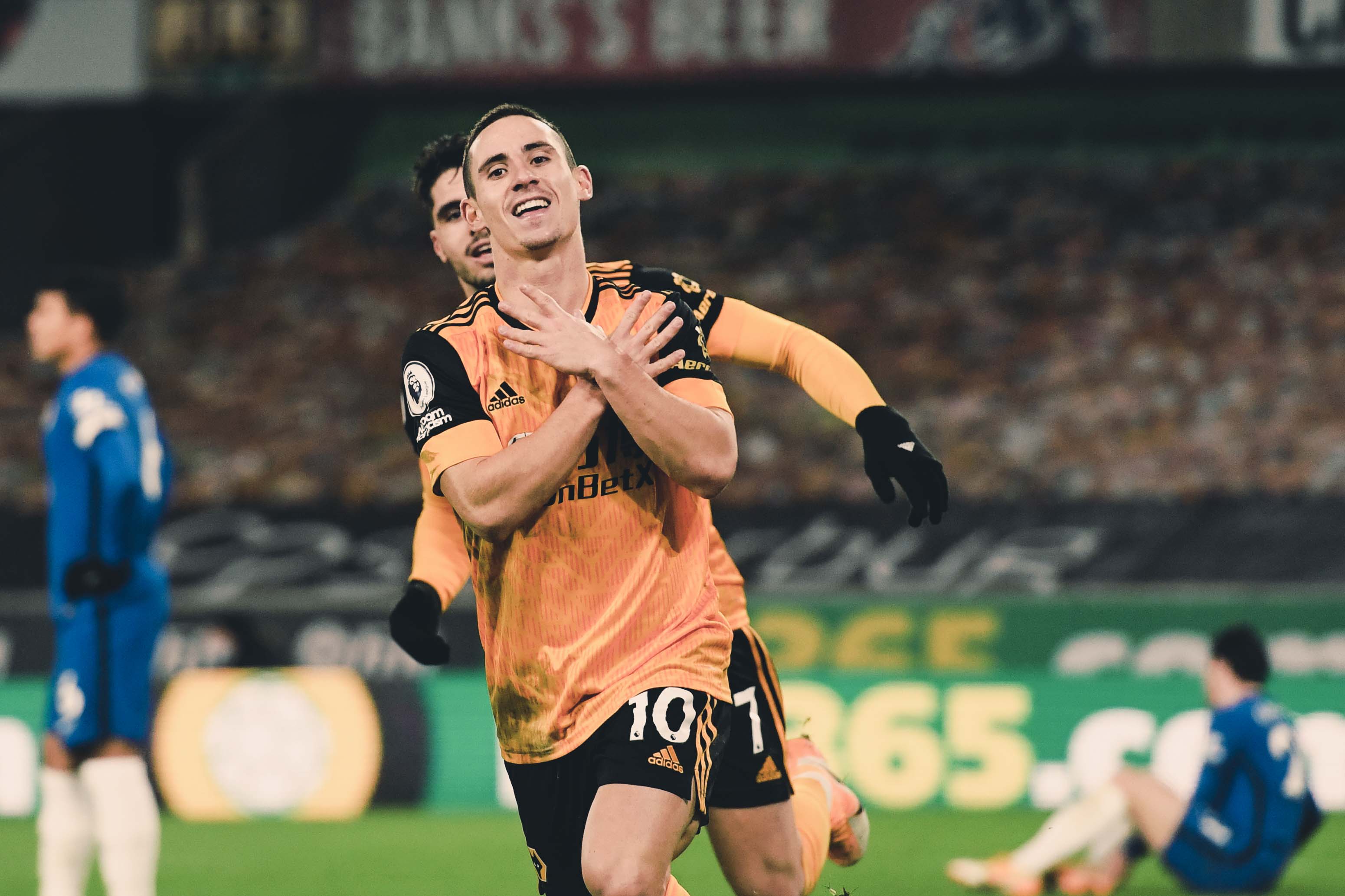 乐鱼体育官方-狼队客场逆转斩获三分，彰显实力