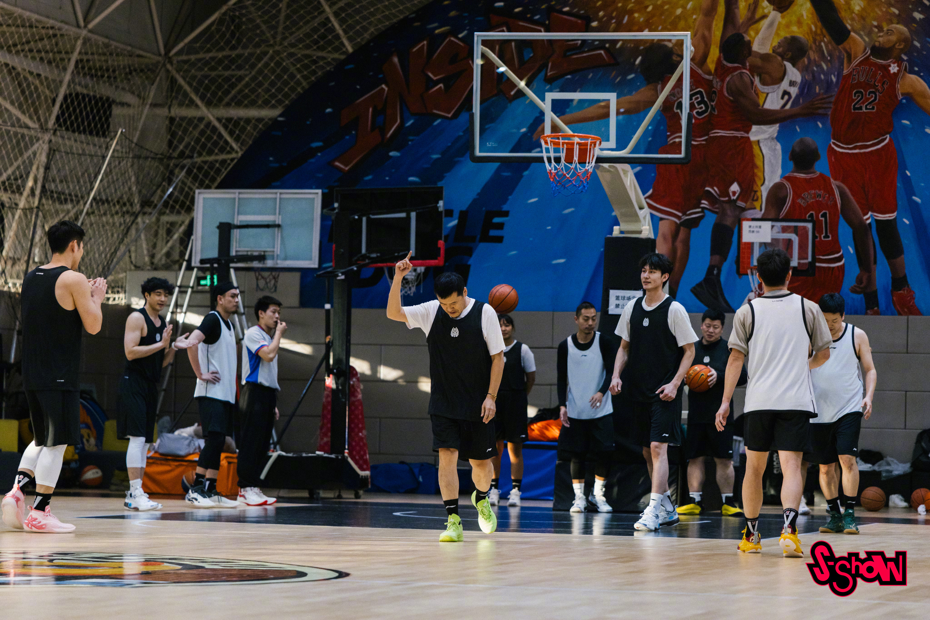 关于引发观众热议！篮球联赛现场气氛持续高涨的信息