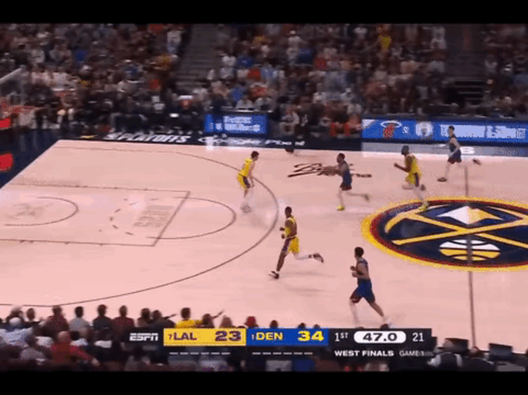 乐鱼体育网页版登录入口-詹皇神勇救球队于危机，湖人击败掘金