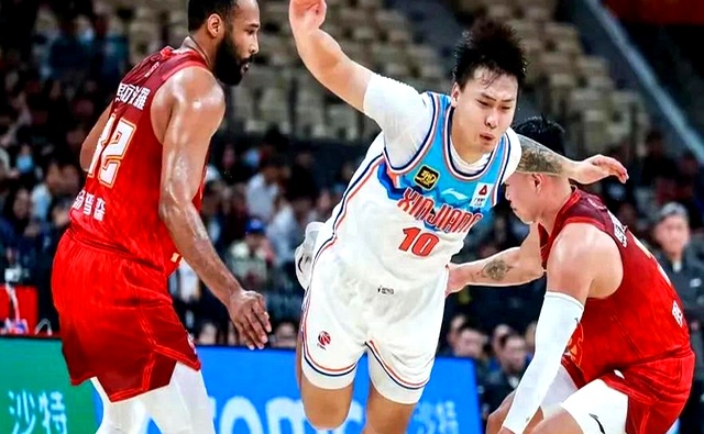 乐鱼体育网页版-重庆队突破困境，联手反击获得胜利