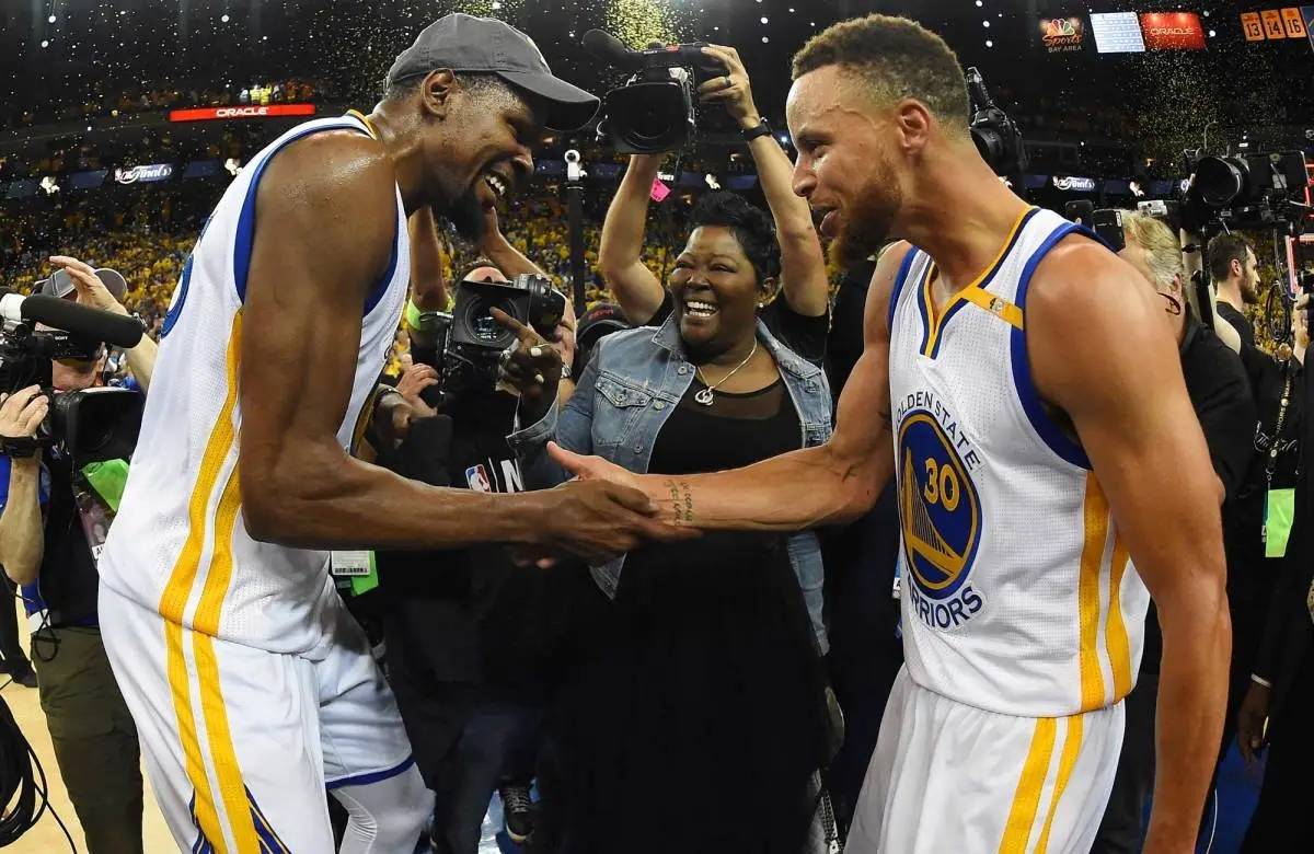 乐鱼体育电竞-篮球世界杯决赛勇士队力压对手，成功捧得奖杯！