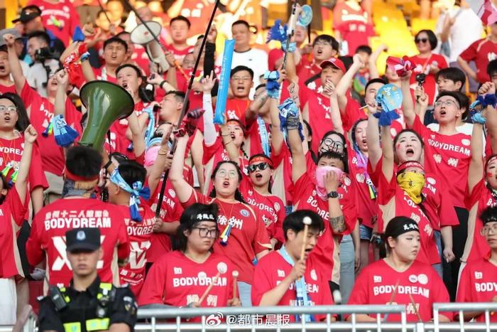 双方球队在激烈的角逐中寻求胜利