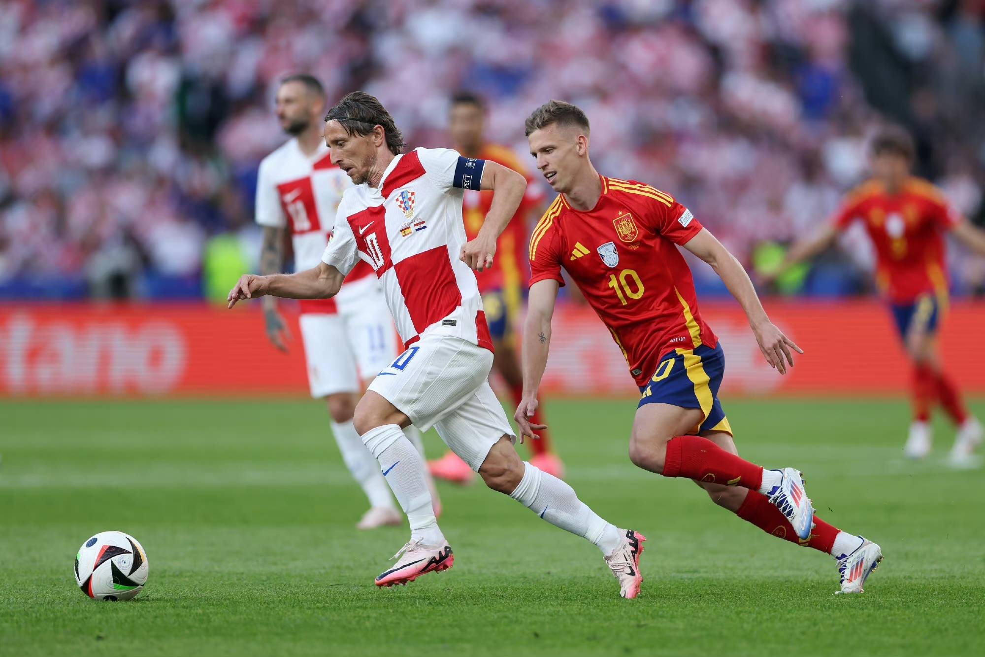 乐鱼体育平台-包含欧洲杯预选赛举行，球队士气高涨的词条