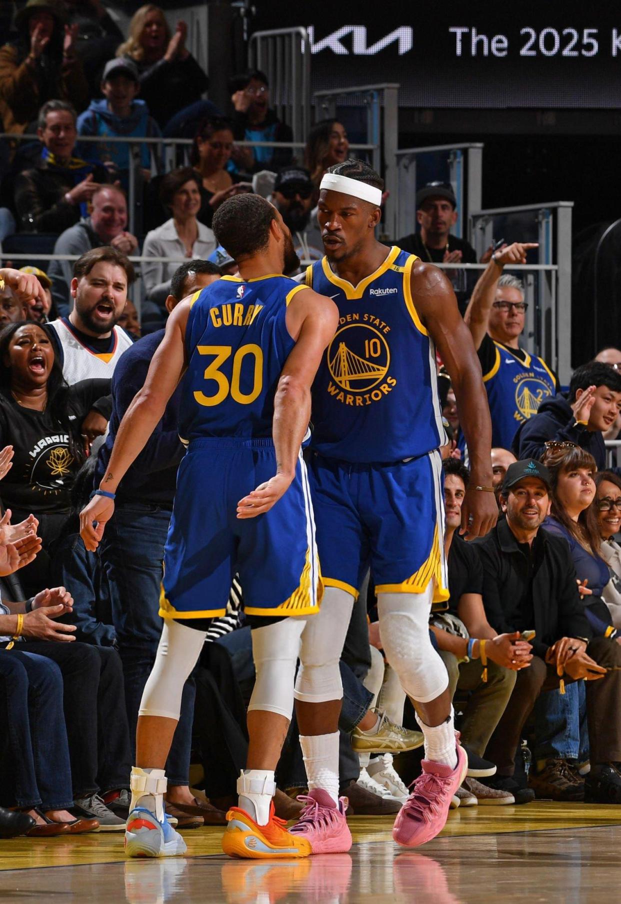 乐鱼体育新闻-包含勇士客场惊艳雷霆，库里三分风光无限的词条