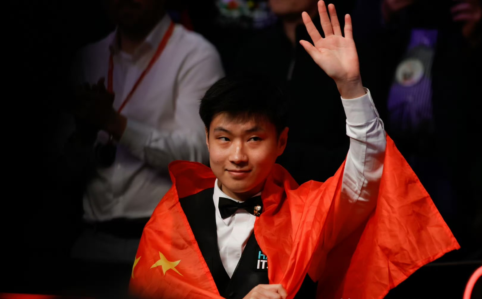 球员身手不凡在巅峰比赛中胜利