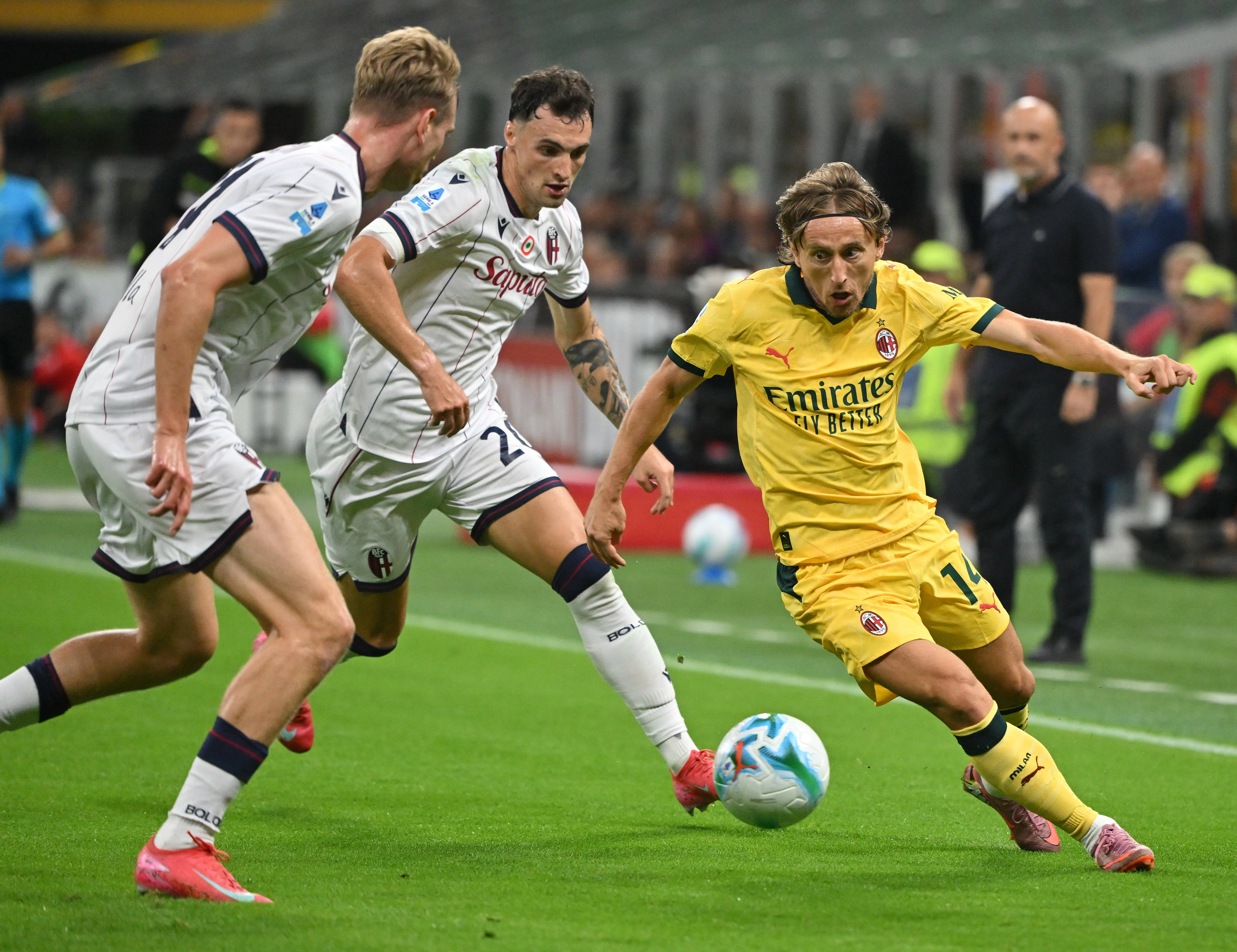 AC米兰阵中一线队球员突入尤文图斯训练场窥探战术，触犯纪律遭处罚的简单介绍