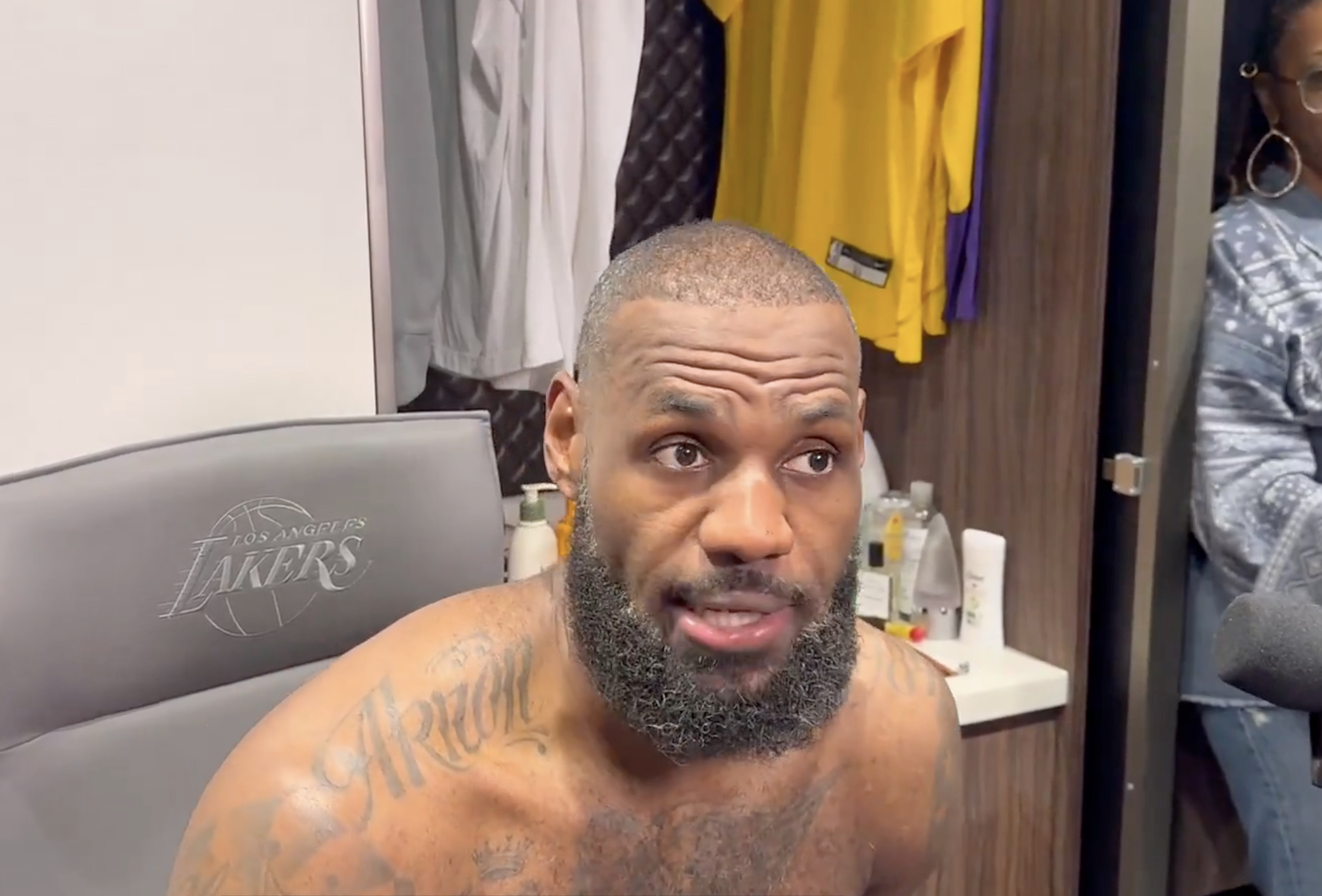 湖人大胜魔术，詹姆斯领导全队获胜