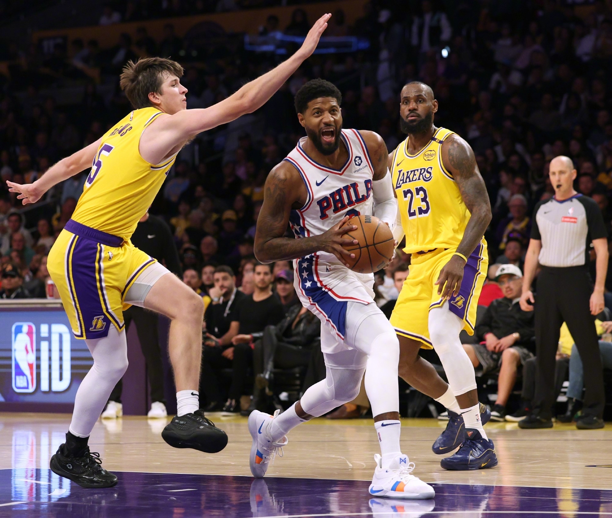 乐鱼体育亚洲官网-湖人主场不敌尼克斯，遭遇两连败