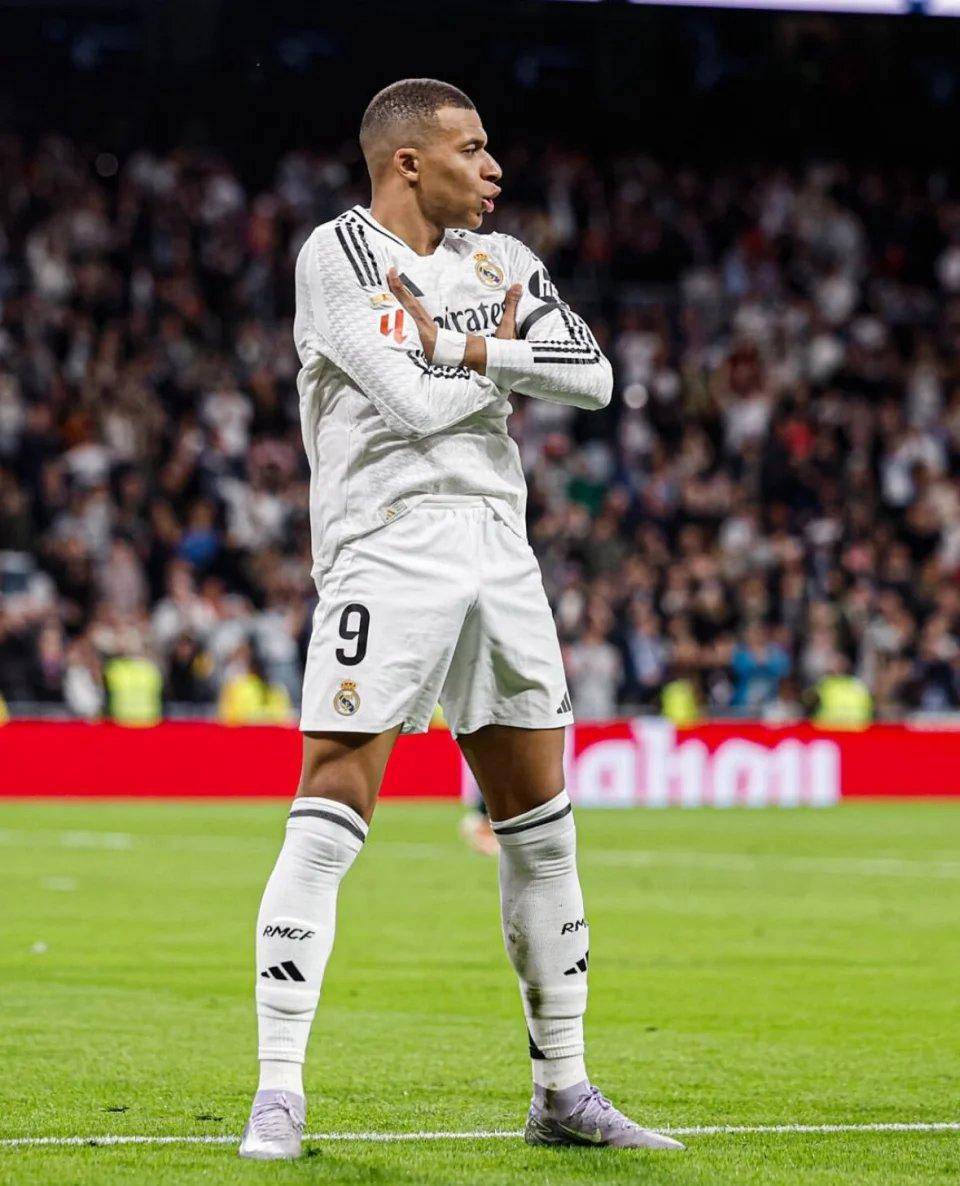 比赛中球员斩获帽子戏法，引发媒体关注